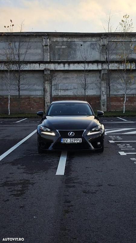 Second-hand Lexus IS300h Executive Line 223 CP (164 kW) 2015 Culoarenegru Berlinǎ