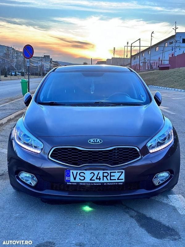 Second-hand Kia Ceed Platinum Edition 128 CP (94 kW) 2012 Culoaremaro Hatchback
