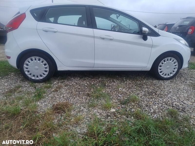 Alb Utilizat 2011 Ford Fiesta Hatchback | 3.150 EUR (Preț OK) - Imagine 1/4