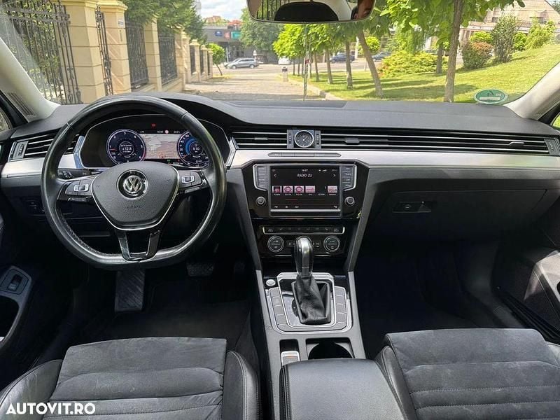 Argint Utilizat 2015 VW Passat Highline Berlinǎ | 13.750 EUR (Preț OK) - Imagine 1/4