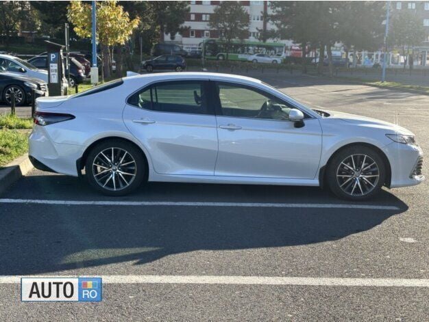 Alb Utilizat 2023 Toyota Camry Berlinǎ | 36.990 EUR (Preț OK) - Imagine 1/4