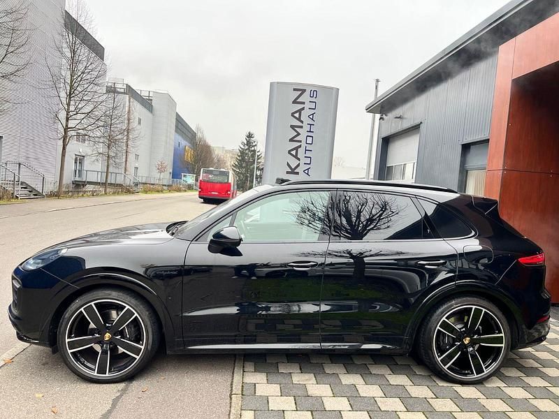Second-hand Porsche Cayenne Platinum Edition 462 CP (339 kW) 2022 Negru SUV