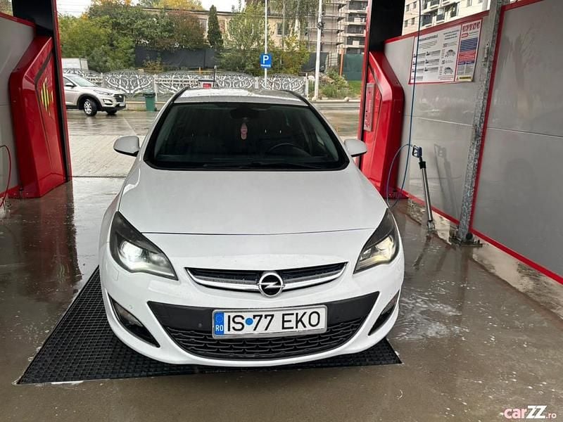 Culoarealb Utilizat 2013 Opel Astra Sport Break | 3.500 EUR (Preț bun) - Imagine 1/4