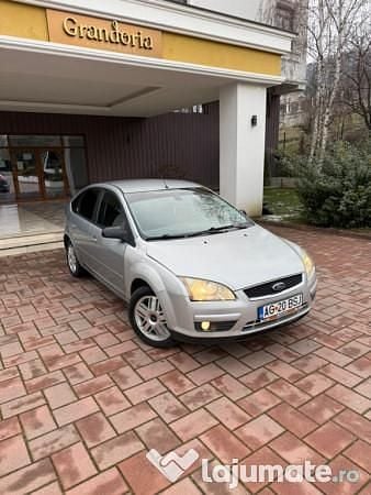Argintiu Utilizat 2006 Ford Focus Hatchback | 1.100 EUR (Super Preț) - Imagine 1/4