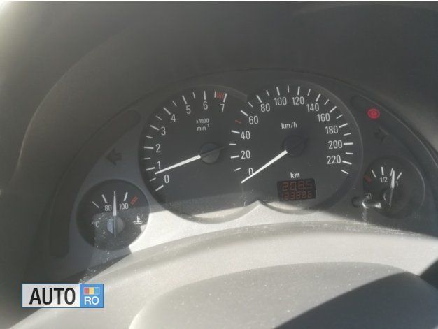 Gri Utilizat 2005 Opel Corsa Hatchback | 2.400 EUR - Imagine 1/4