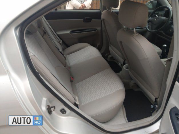 Second-hand Hyundai Accent 110 CP (80 kW) 2006 Argintiu Berlinǎ