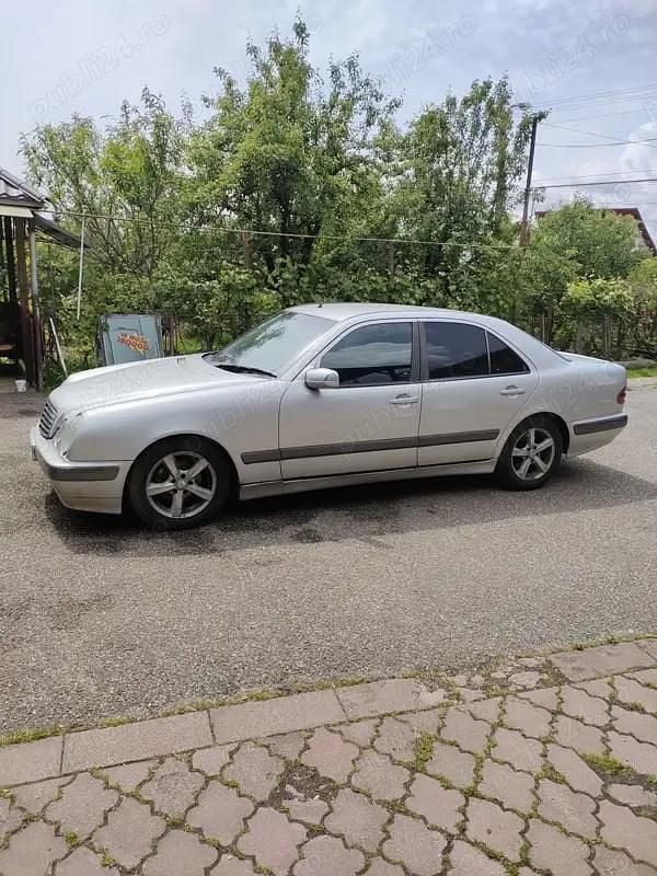 Utilizat 2002 Mercedes E220 Berlinǎ | 2.000 EUR (Super Preț) - Imagine 1/4