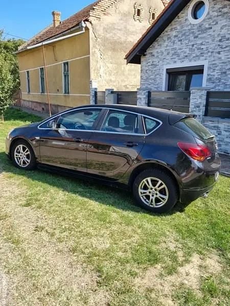 Second-hand Opel Astra 140 CP (102 kW) 2011 Berlinǎ