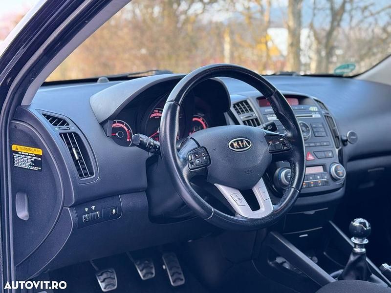 Second-hand Kia Ceed Spirit 128 CP (94 kW) 2010 Culoarenegru Hatchback