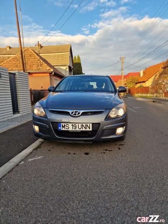 Gri Utilizat 2009 Hyundai i30 Hatchback | 3.900 EUR (Preț bun) - Imagine 1/4