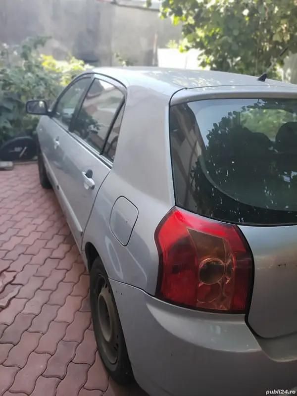 Utilizat 2004 Toyota Corolla Hatchback | 2.050 EUR - Imagine 1/4