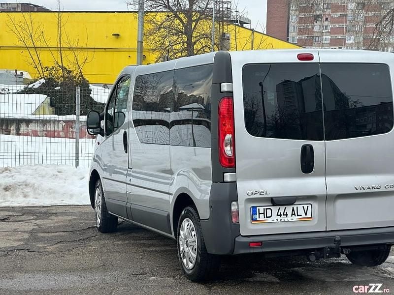 Second-hand Opel Vivaro 114 CP (83 kW) 2010 Argintiu Monovolum