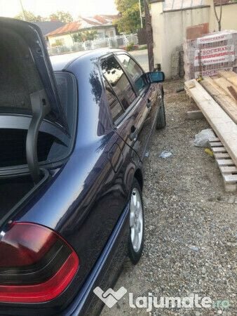 Second-hand Mercedes C250 150 CP (110 kW) 2000 Albastru Berlinǎ
