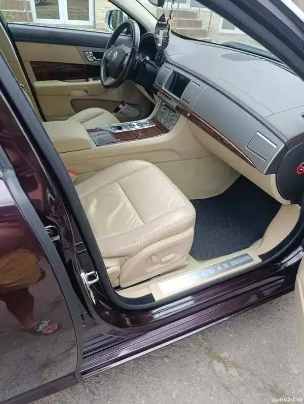 Second-hand Jaguar XF 211 CP (155 kW) 2011 Rosu Berlinǎ