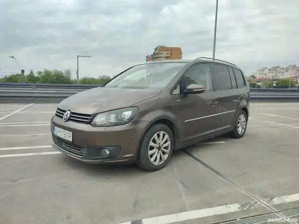 Second-hand VW Touran Highline 105 CP (77 kW) 2011 Maro Monovolum