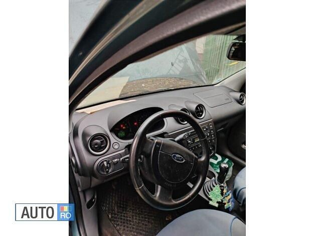 Second-hand Ford Fiesta 80 CP (58 kW) 2002 Violet Hatchback