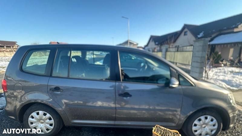 Second-hand VW Touran Trendline 105 CP (77 kW) 2012 Culoareargint Monovolum