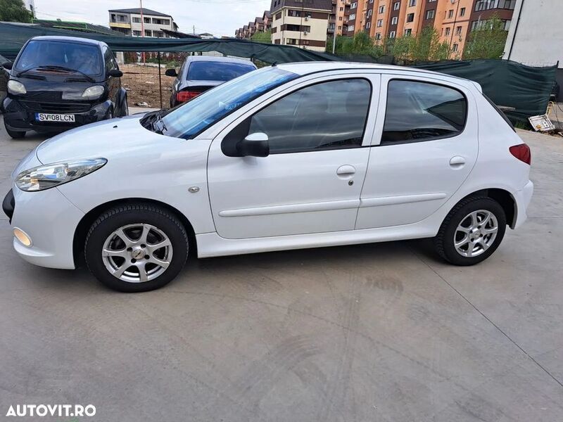 Alb Utilizat 2011 Peugeot 206+ Hatchback | 2.200 EUR - Imagine 1/4