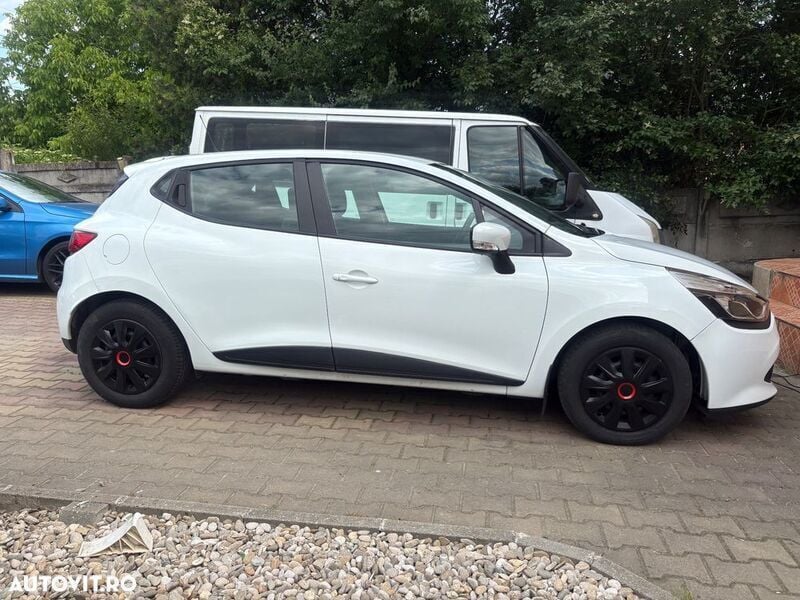 Alb Utilizat 2015 Renault Clio IV Intens Hatchback | 4.800 EUR (Super Preț) - Imagine 1/4