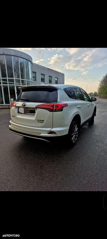 Second-hand Toyota RAV4 Hybrid 155 CP (114 kW) 2016 Culoarealb SUV