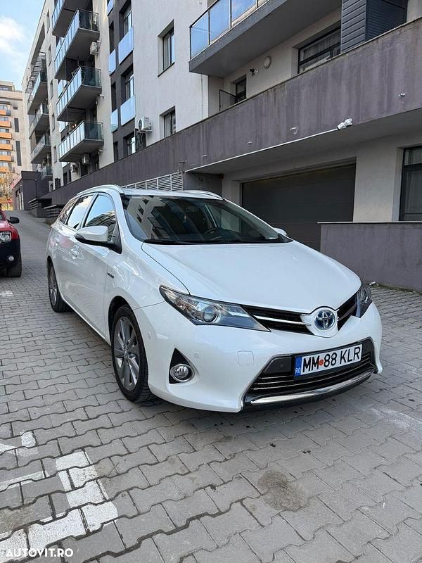 Second-hand Toyota Auris Hybrid Luna 99 CP (72 kW) 2014 Culoarealb Break