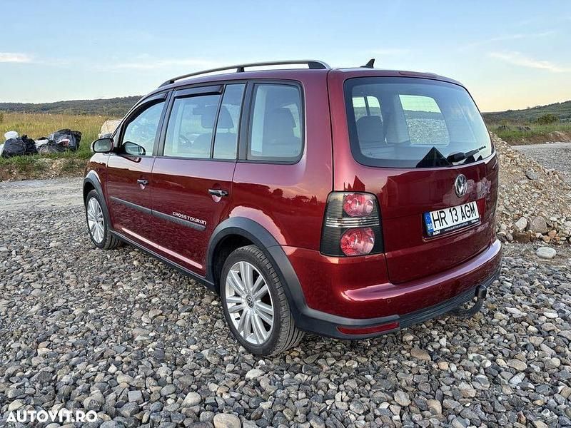 Second-hand VW Touran 105 CP (77 kW) 2008 Culoarerosu Monovolum