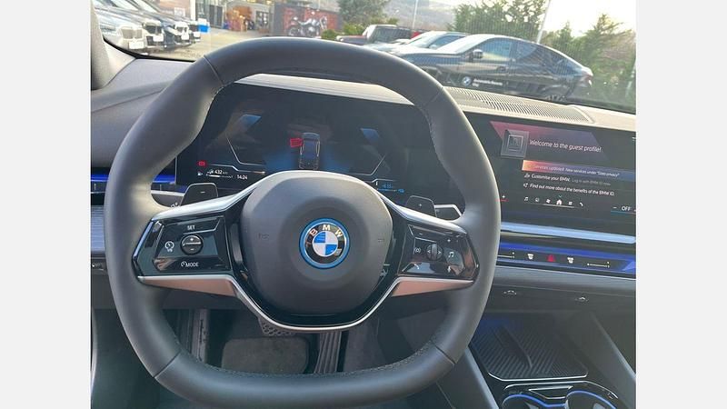 Sophisto grey brillant effect Utilizat 2024 BMW 550e Comfort Edition Berlinǎ | 71.729 EUR - Imagine 1/4