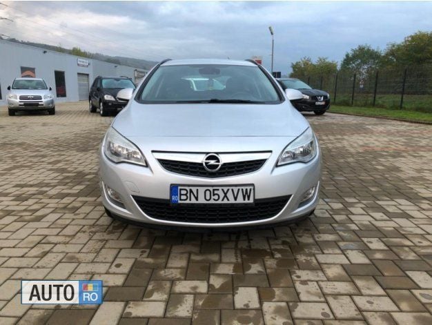 Second-hand Opel Astra 121 CP (88 kW) 2013 Argintiu