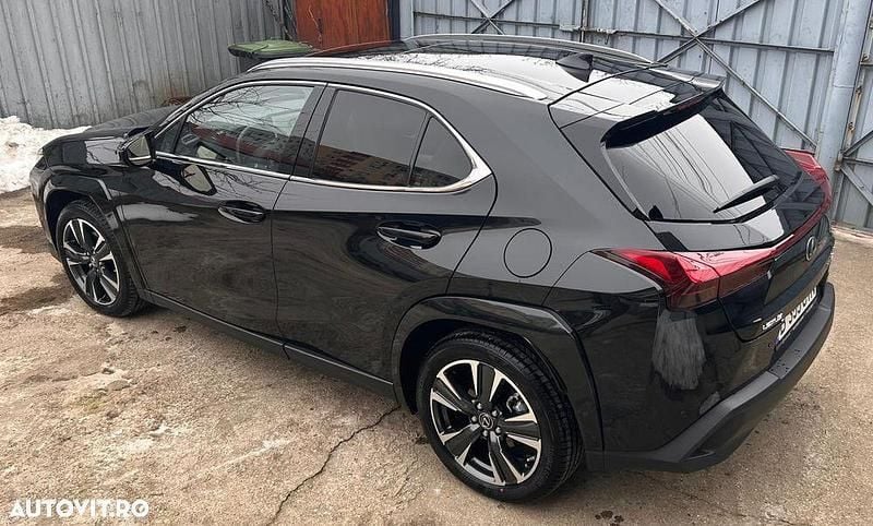 Second-hand Lexus UX 250h E-FOUR Luxury Line 177 CP (130 kW) 2024 Culoarenegru SUV