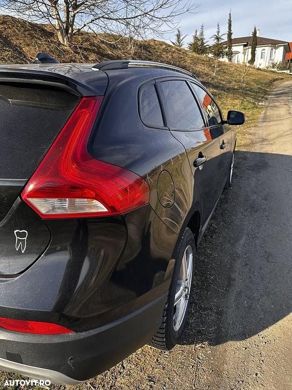 Second-hand Volvo V40 Ocean Race 150 CP (110 kW) 2015 Culoarenegru Hatchback