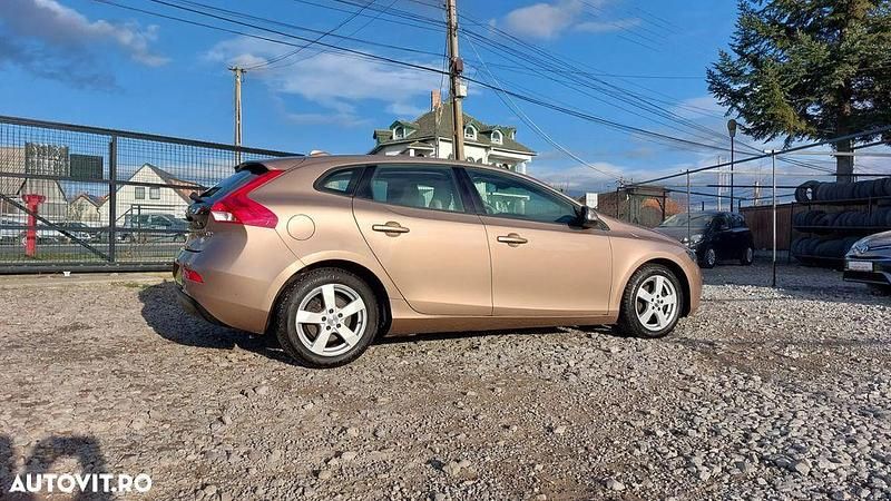 Second-hand Volvo V40 115 CP (84 kW) 2012 Culoaremaro Hatchback
