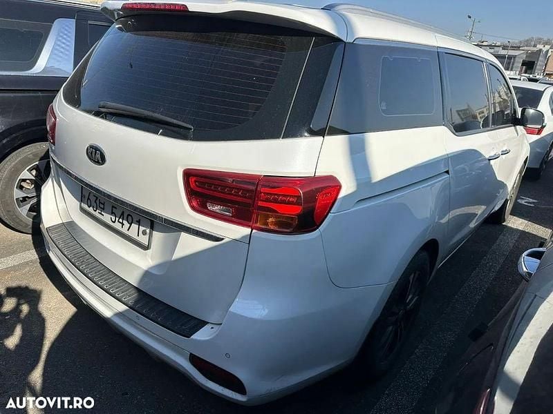 Second-hand Kia Carnival 200 CP (147 kW) 2018 Culoarealb Monovolum