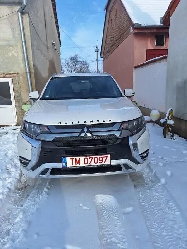 Second-hand 2021 Mitsubishi Outlander P-HEV SUV | 22.000 EUR (Preț bun) - Imagine 1/4