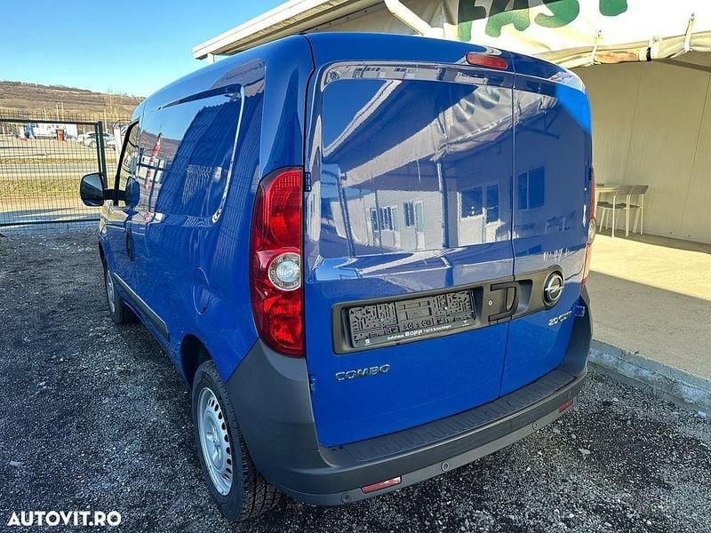 Second-hand Opel Combo 135 CP (99 kW) 2016 Culoarealbastru Monovolum