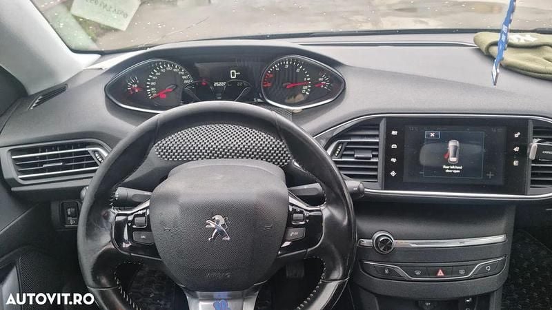 Second-hand Peugeot 308 Active 120 CP (88 kW) 2015 Culoarenegru Hatchback