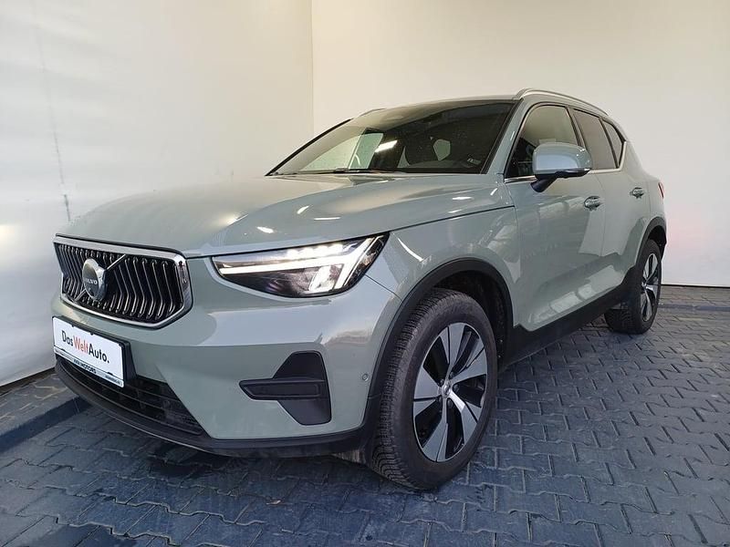 Verde mediu metalic Utilizat 2023 Volvo XC40 Plus SUV | 29.700 EUR (Preț OK) - Imagine 1/4