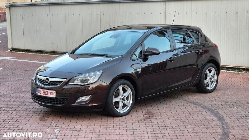 Culoaremaro Utilizat 2012 Opel Astra Hatchback | 3.999 EUR (Preț bun) - Imagine 1/4