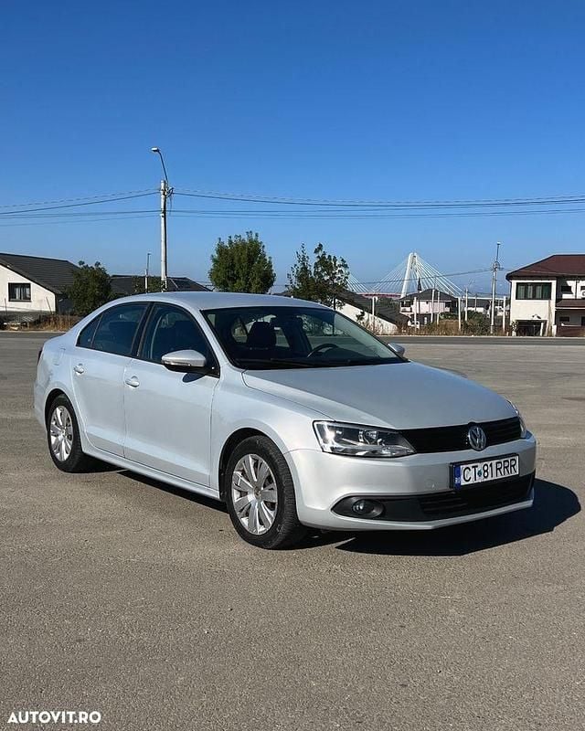 Culoareargint Utilizat 2013 VW Jetta Trendline Berlinǎ | 6.200 EUR (Preț OK) - Imagine 1/4