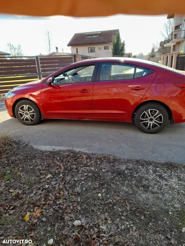 Second-hand Hyundai Elantra Comfort 128 CP (94 kW) 2017 Rosu Hatchback