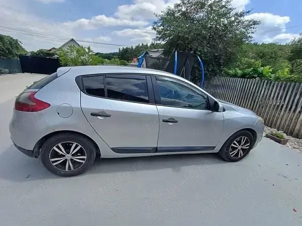 Gri Utilizat 2009 Renault Mégane III Hatchback | 2.550 EUR (Preț OK) - Imagine 1/4