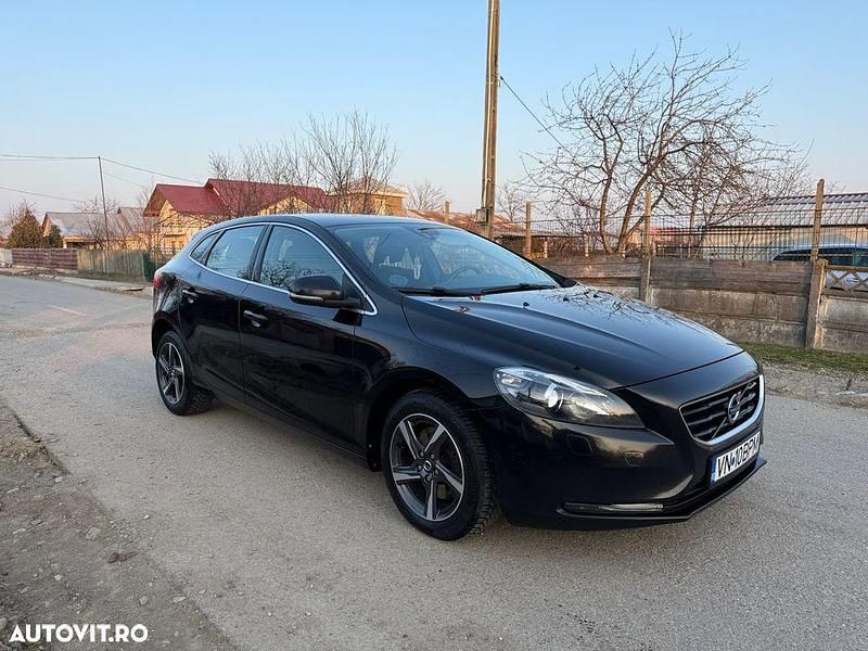 Second-hand Volvo V40 Summum 120 CP (88 kW) 2016 Culoarenegru Hatchback
