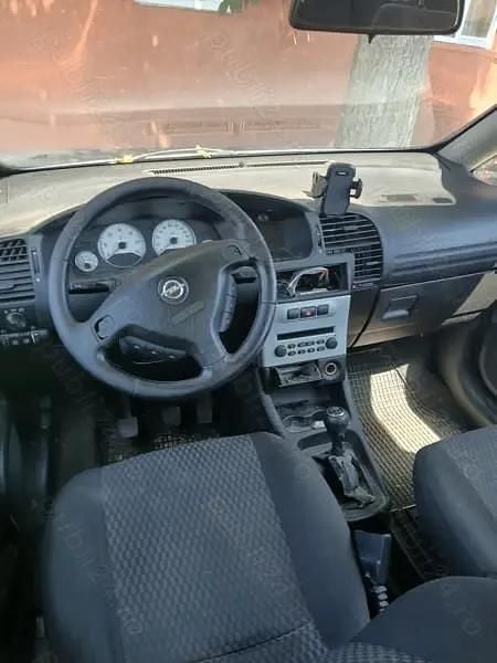 Utilizat 2005 Opel Zafira Monovolum | 600 EUR (Super Preț) - Imagine 1/4