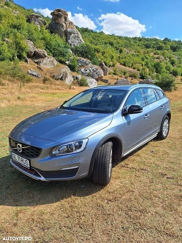 Albastru Utilizat 2018 Volvo V60 CC Break | 16.480 EUR - Imagine 1/4