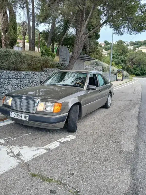 Utilizat 1990 Mercedes 300 Berlinǎ | 5.000 EUR - Imagine 1/4