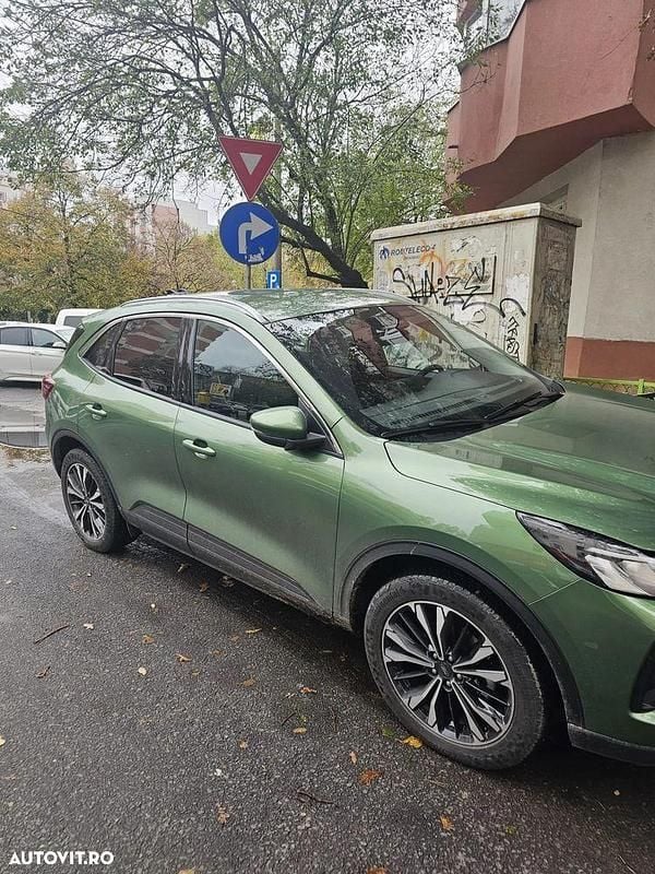 Second-hand Ford Kuga Titanium 180 CP (132 kW) 2024 Culoareverde SUV