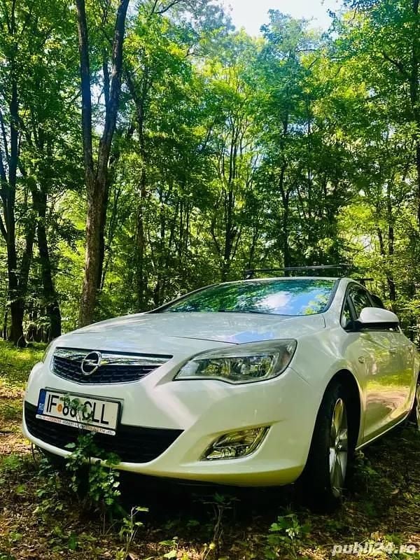 Second-hand Opel Astra 140 CP (102 kW) 2011 Alb Hatchback