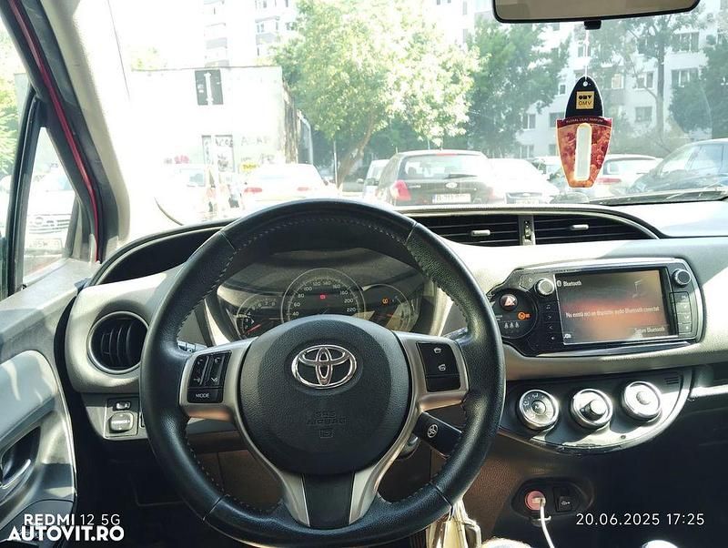 Culoarerosu Utilizat 2015 Toyota Yaris Sol | 5.500 EUR (Super Preț) - Imagine 1/4