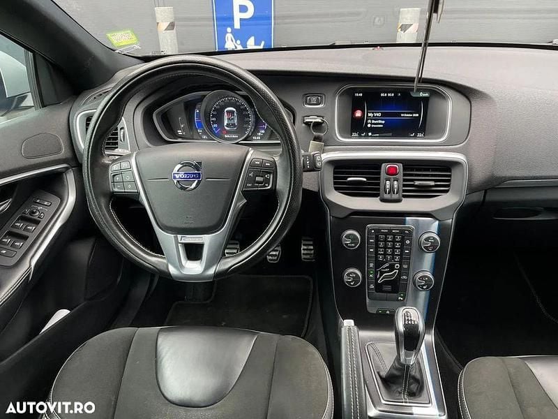 Second-hand Volvo V40 120 CP (88 kW) 2015 Culoarenegru Hatchback