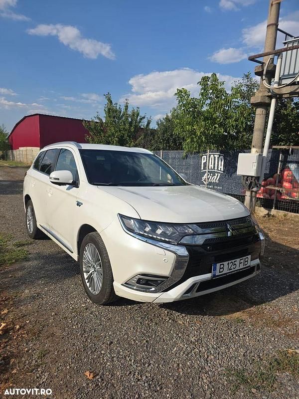 Alb Utilizat 2019 Mitsubishi Outlander P-HEV Intense SUV | 16.700 EUR (Preț bun) - Imagine 1/4
