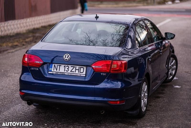 Second-hand VW Jetta Life 105 CP (77 kW) 2012 Culoarealbastru Berlinǎ